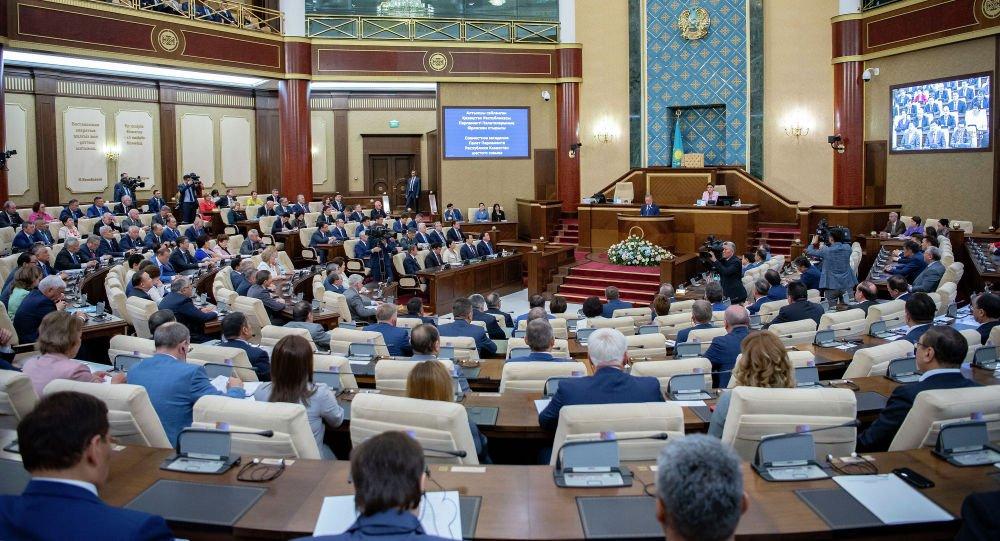 Парламент Мәжілісі үш депутаттың өкілеттігін мерзімінен бұрын тоқтатты