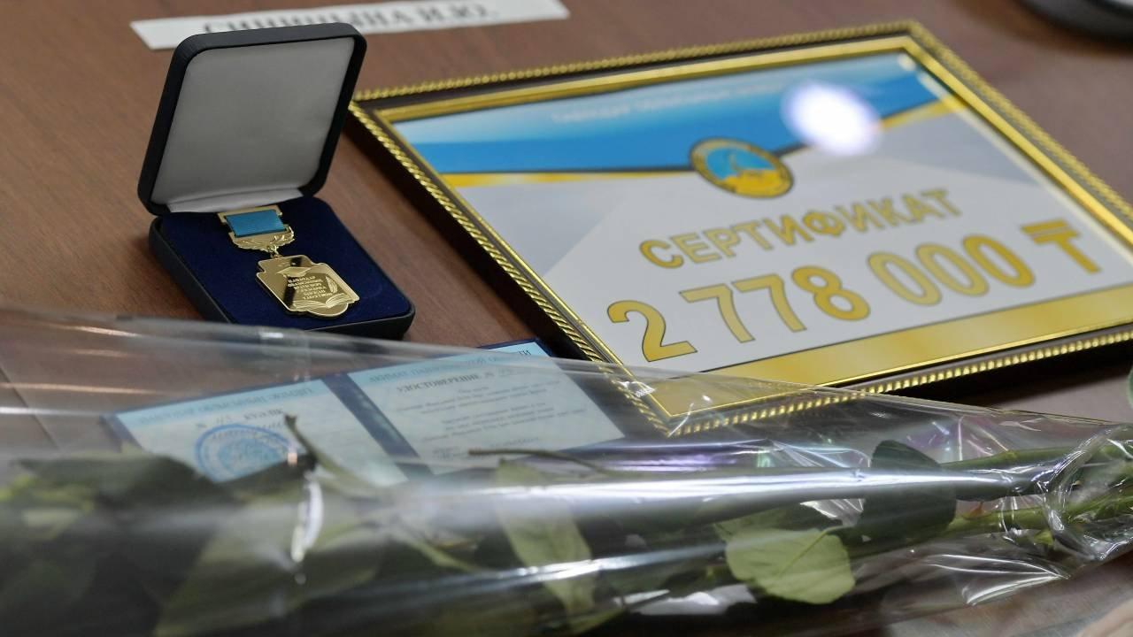 Павлодар: Тәуелсіздік күніне орай 35 мұғалім 2,7 млн теңгеден ақшалай сыйлық алды