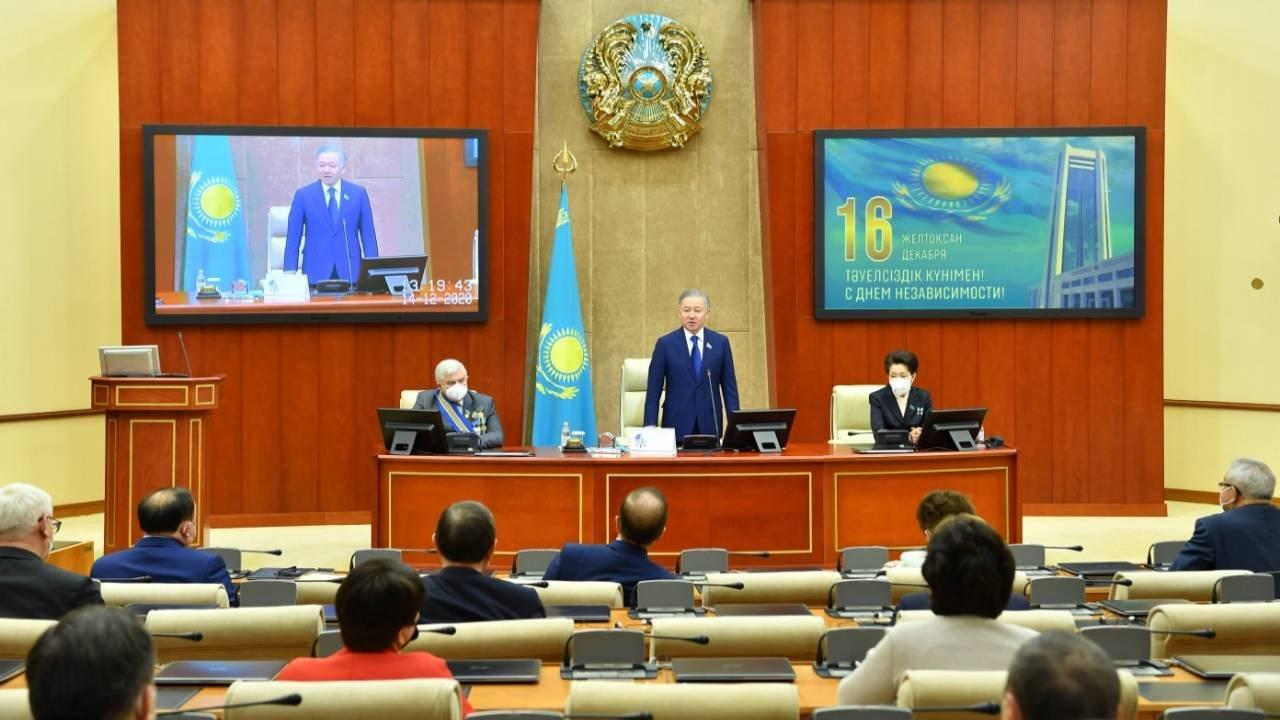 Нығматулин Тәуелсіздік күніне орай Мәжіліс депутаттарына мемлекеттік марапаттар табыстады