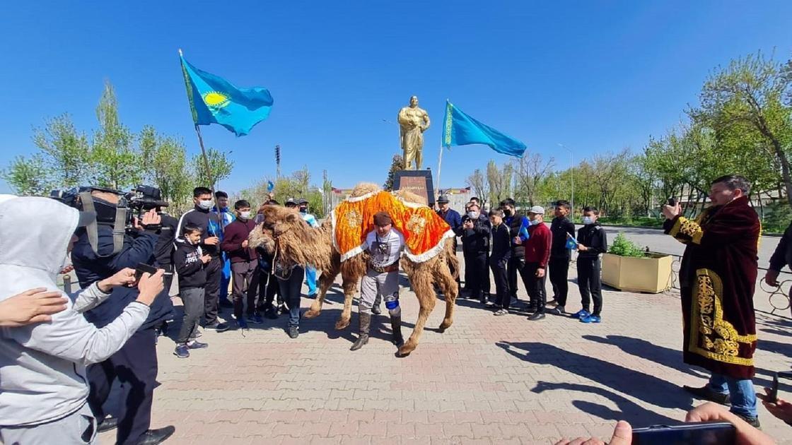 Темір Сыпатаев Қажымұқанның 150 жылдығы құрметіне түйе көтерді