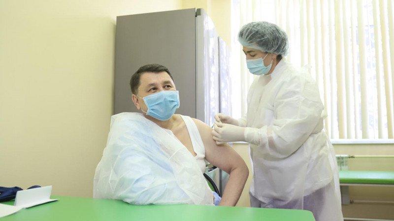 Жандарбек Бекшин «Спутник V» ресейлік вакцинасын салдырды